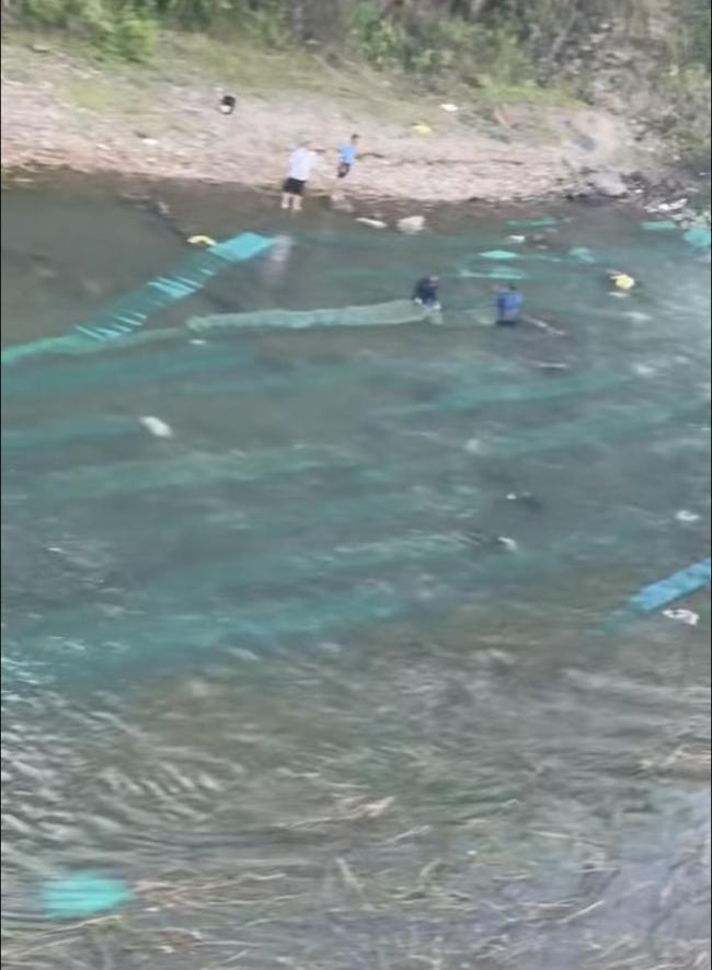 杭州淳安一溪流密布“绝户网”