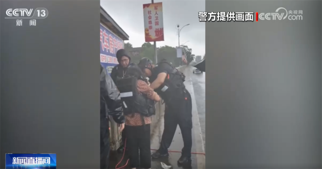 广西抗洪军人偶遇自己妻儿被救