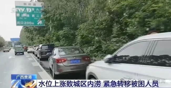 水上救援航母出动转移6000多受困学生 动力舟桥高效施救