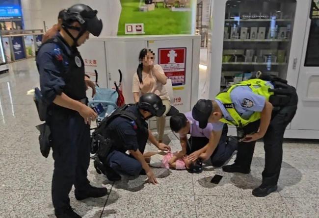 女童晕厥地铁员工跪地救人
