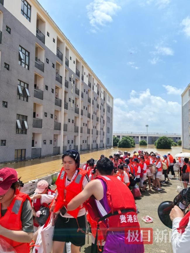 现场直击救援航母转运被困师生 应急动力舟桥显神威