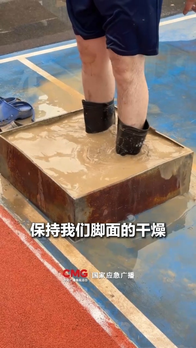 遭遇洪水暴雨 撤离时为啥要穿运动鞋