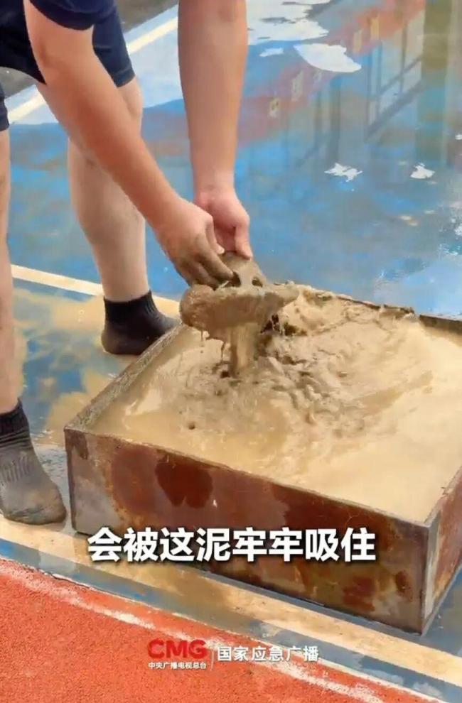 洪涝来袭涉水转移 该穿什么鞋