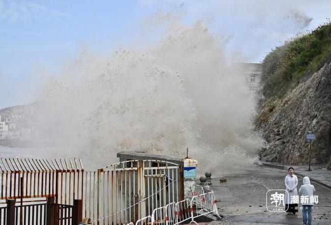 温岭金沙滩掀起数层楼高巨浪 台风“巴威”来袭