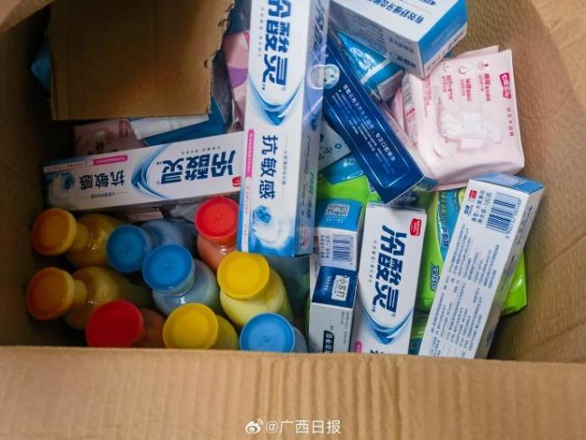 广西横州村民自制竹筏运粮 团结自救渡难关