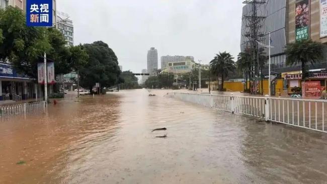 大雨中吃盒饭的消防员找到了 暴雨中的坚守与奉献