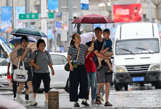 暴雨下长春撑起“安全伞” 多举措保障市民安全通行