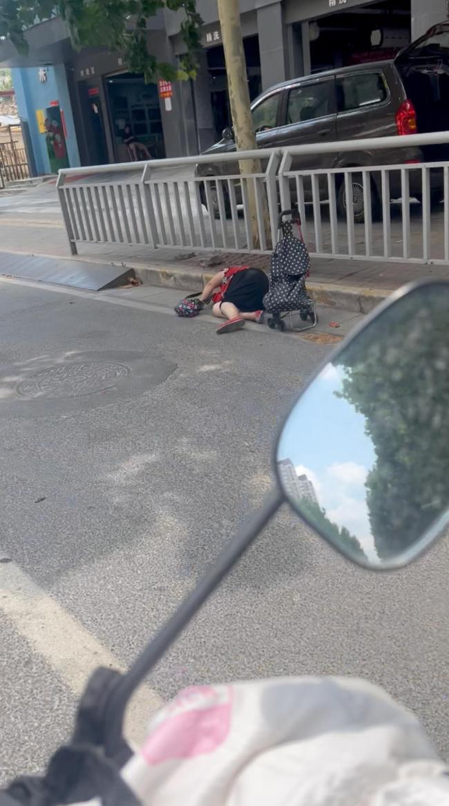 95后汽修小伙遇路人晕倒果断施救