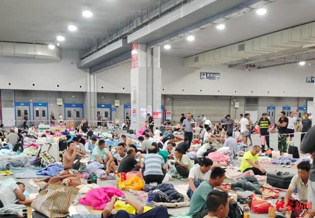 台风巴威来袭 温州街头用喇叭提醒 全市积极备战防汛防台