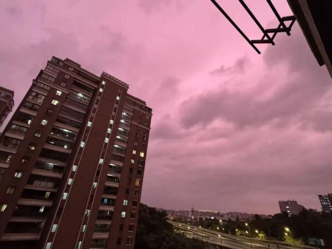 杭州天空出现粉紫色“台风霞” 台风巴威临近预警