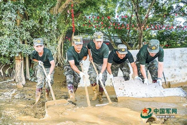 子弟兵在风雨中护送昏迷孩子
