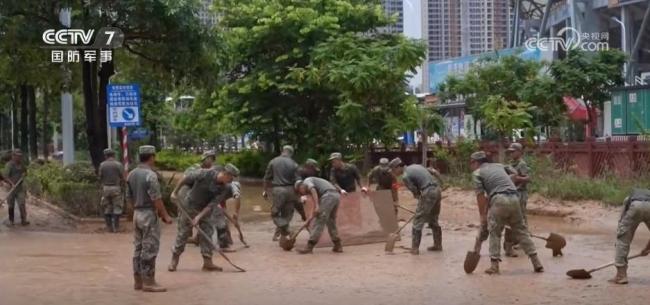 洪水退去武警官兵奋战清淤一线