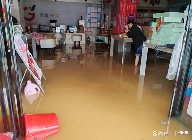洪水后村民在抽屉发现银环蛇 毒蛇隐患需警惕