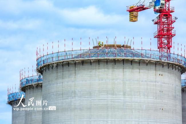 甘肃张掖：战高温 建粮仓