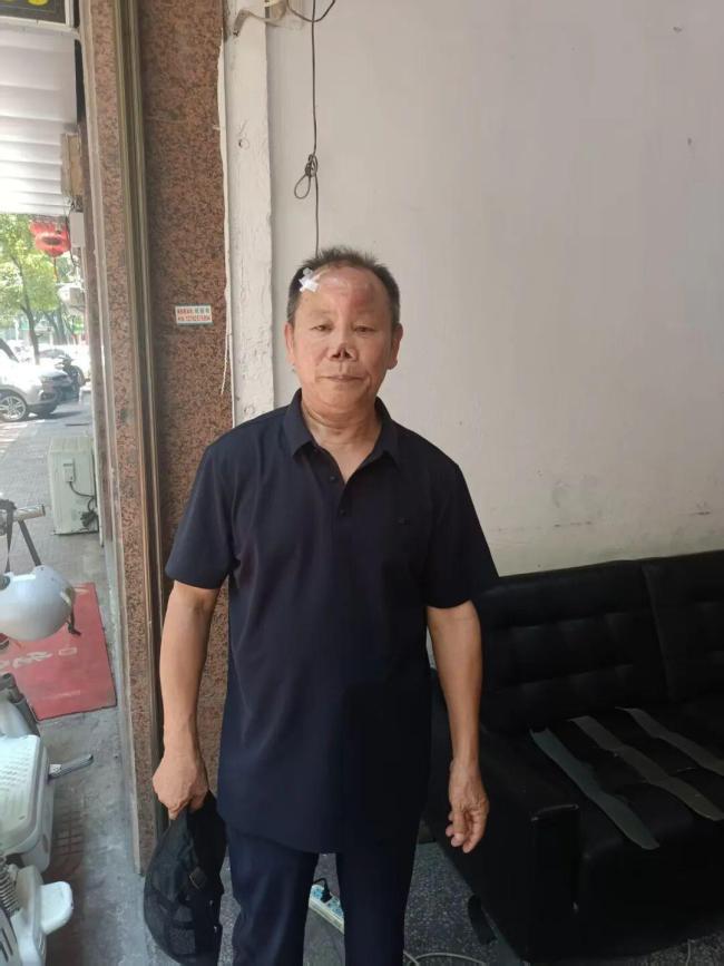 被歹徒咬掉鼻子老人缝了115针 见义勇为获表彰