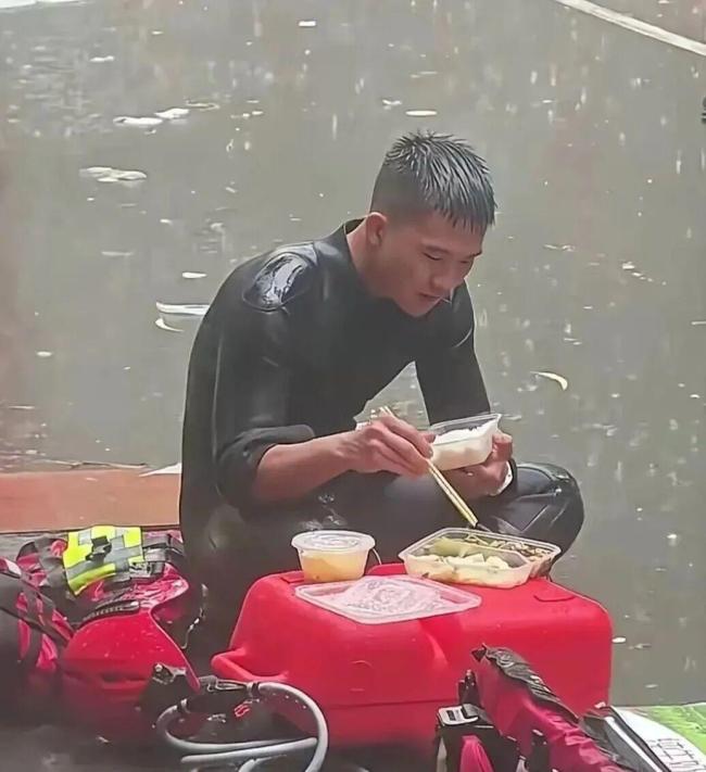 冒雨席地而坐用餐的“泡饭哥”找到了