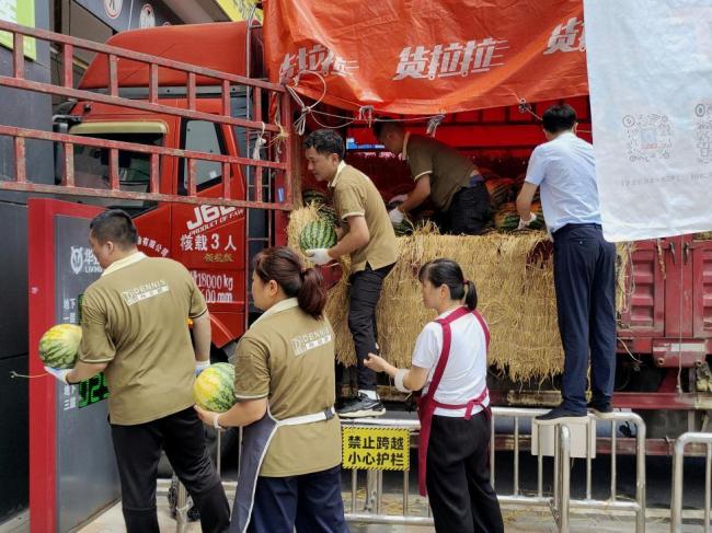 爱心企业收购20万斤西瓜免费发放 助农解暑暖人心
