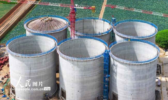 甘肃张掖：战高温 建粮仓