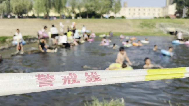排污口成戏水地 志愿者：这是冲马桶水 家长不知情仍带孩子戏水