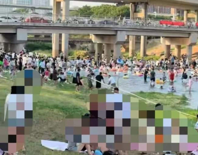 排污口被居民当游泳池戏水，当地回应 达标中水仍存风险