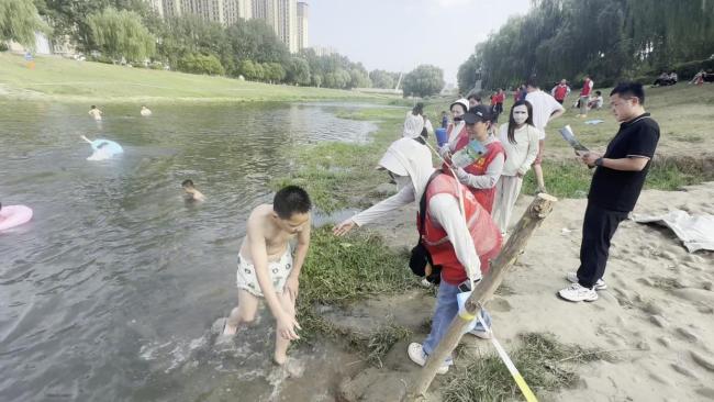 排污口成戏水地 志愿者：这是冲马桶水 家长不知情仍带孩子戏水