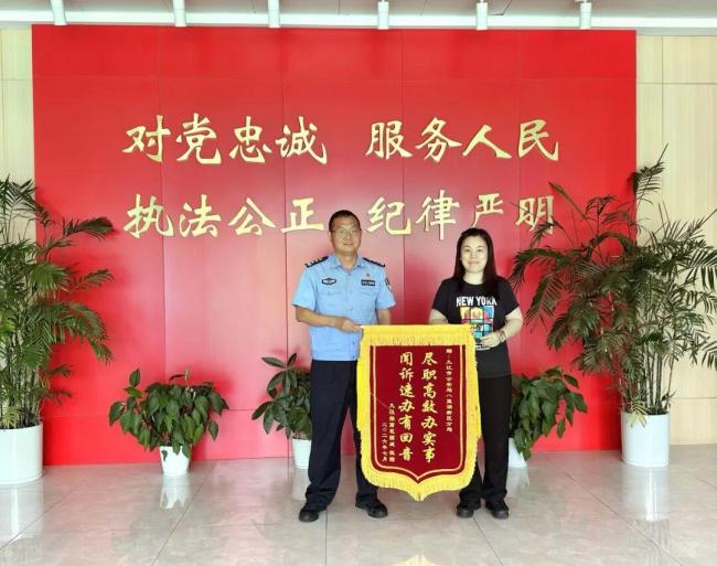 僵尸车占位4年 警方介入后拖离报废
