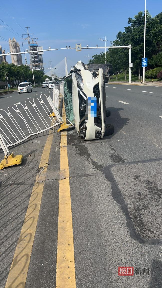 油车侧翻母女被困路过民警徒手掰车门 紧急救援暖人心