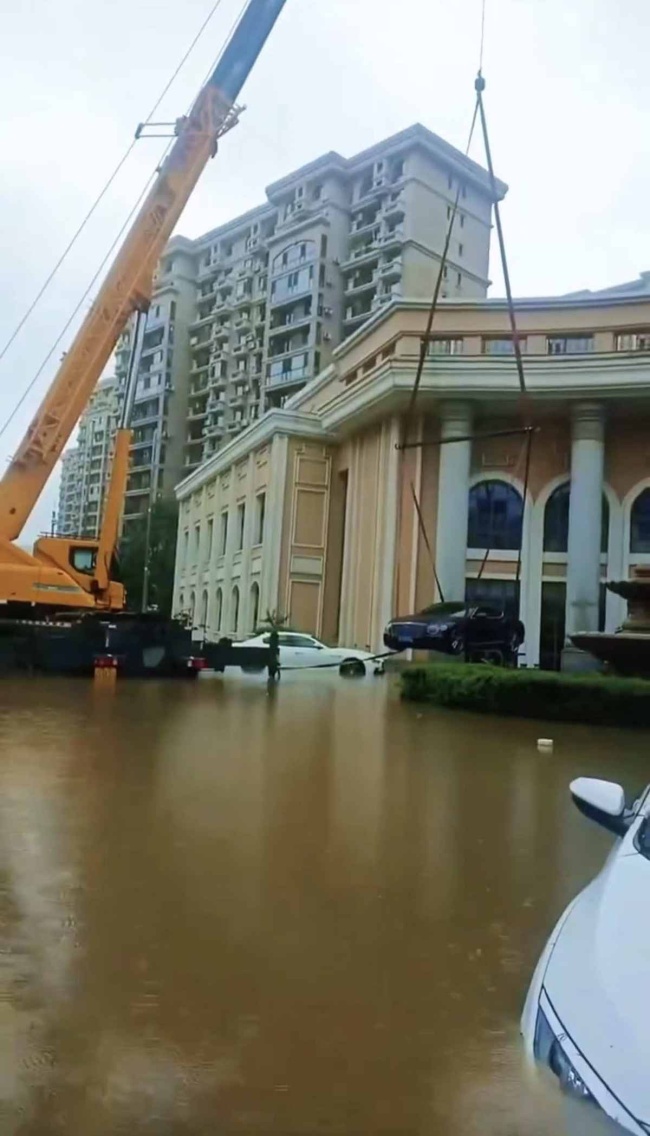 沈阳一车主用吊车吊起爱车避免泡水