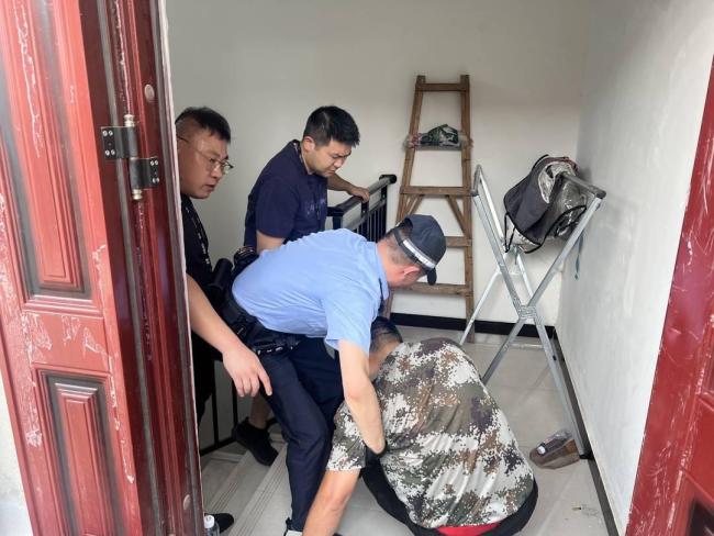 民警劝说2小时救下轻生男子 耐心倾听化解危机
