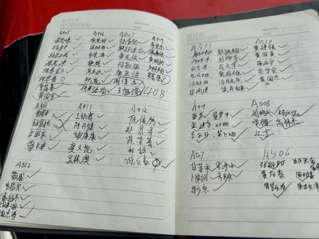 洪水中学生在本子上划下558个勾 记录平安的符号