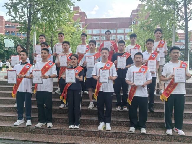 绵阳中学20余名学子收到军校录取通知书 强军梦想启航
