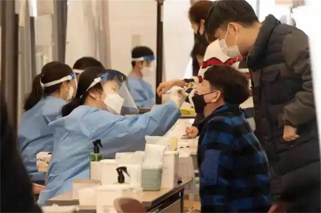 新冠病例为何又多了起来 多重因素叠加导致