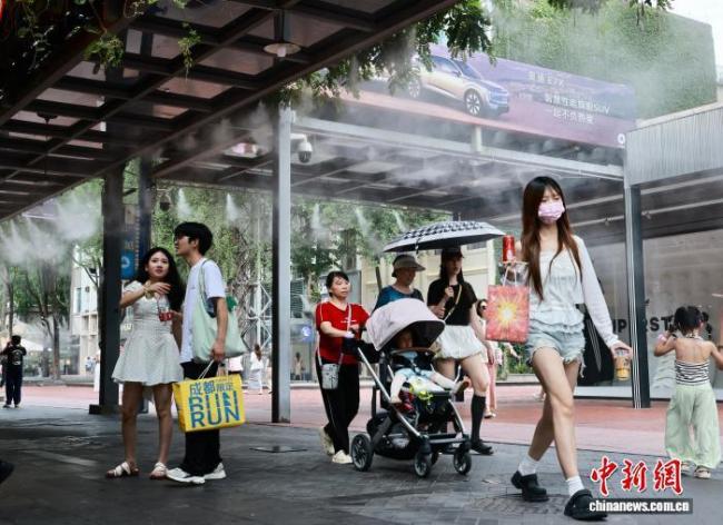 成都东郊记忆景区开启水雾降温装置
