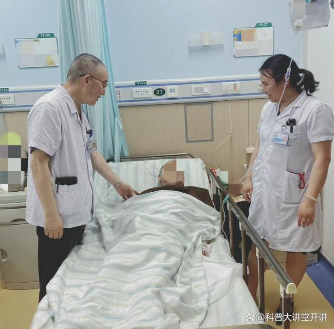 医生“不走寻常路”救回九旬老人