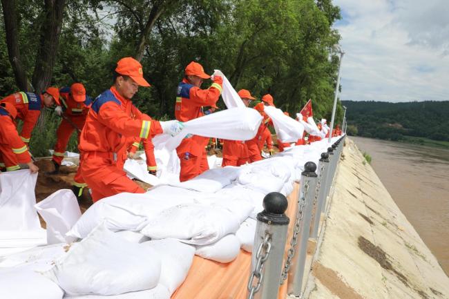 黑龙江牡丹江:加固堤坝筑牢防汛屏障 多方力量齐上阵