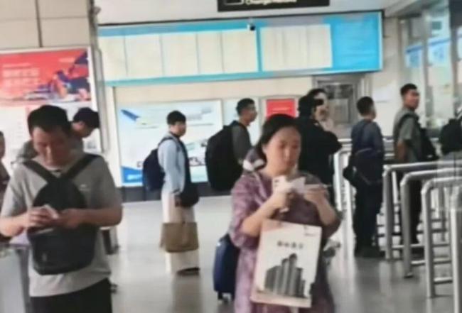 郑州车站回应9个窗口只开1个