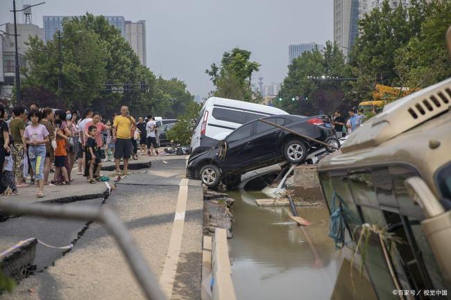 一公交车刚进站突然马路塌陷 城市隐形隐患敲响警钟