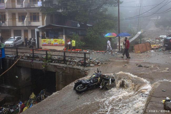一公交车刚进站突然马路塌陷 城市隐形隐患敲响警钟