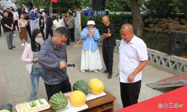 许昌一超市采购10万斤西瓜送顾客 促销背后的账本秘密