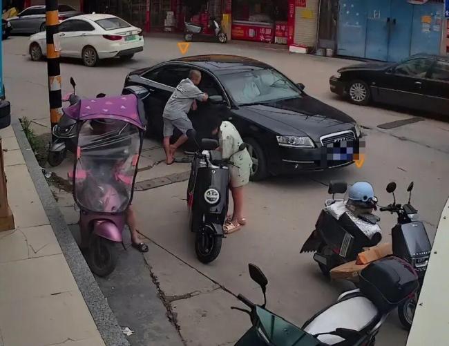 男子快递站杀害村书记