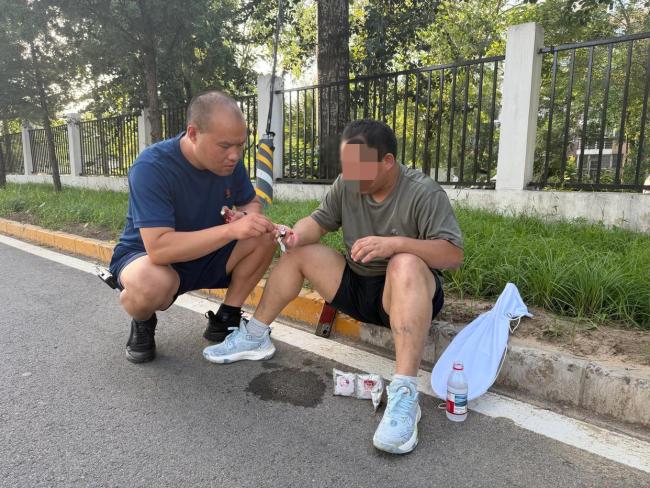 男子中暑摔倒 消防员出手施救 高温下的紧急救援