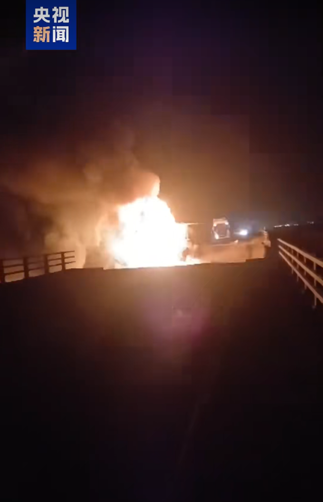 美军夜袭伊朗多座桥梁 多地爆炸声响起