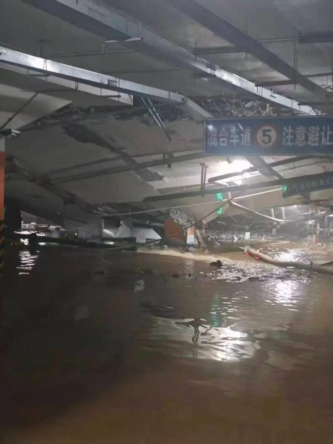 沈阳车库塌陷业主紧急撤离 物业砸墙施工引质疑