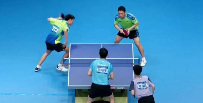 林诗栋温瑞博赛后认真与教练复盘 调整策略逆转取胜