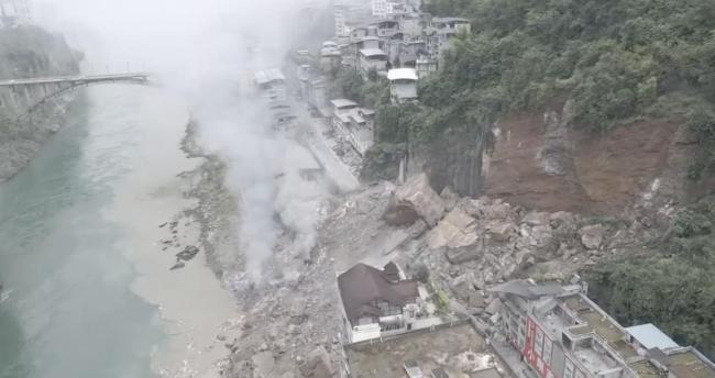 山体垮塌现场:噼啪声不断浓烟升腾