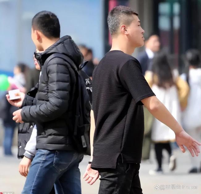 三伏天南方变“烧烤”东北穿棉袄 冰火两重天奇观