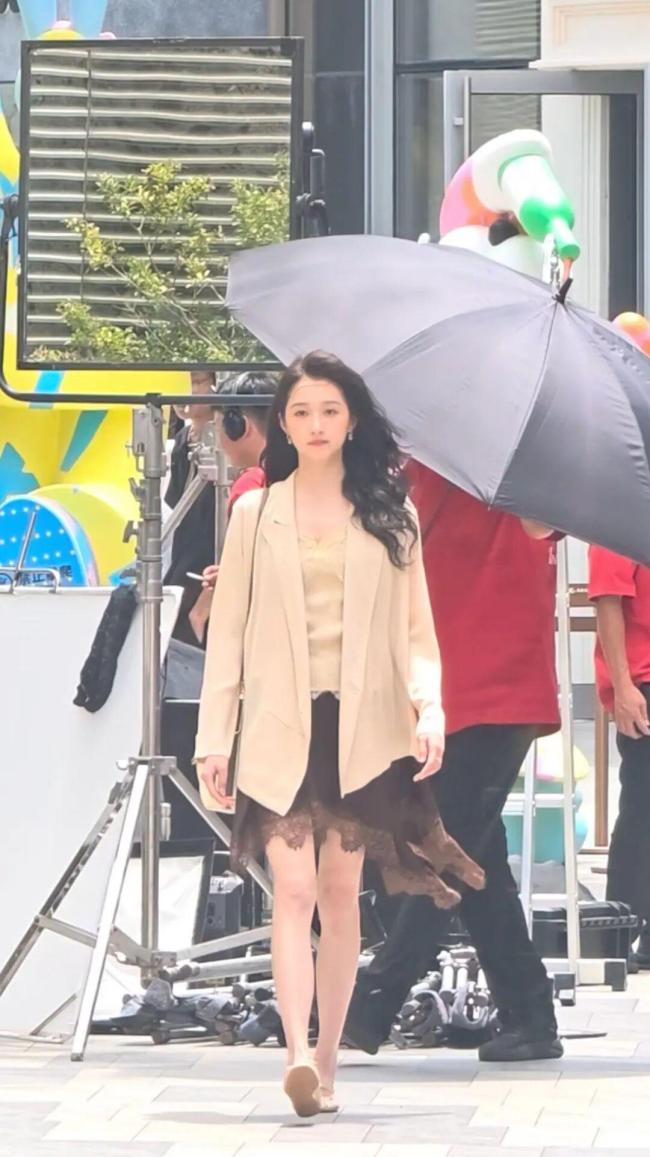 网友无锡万象城偶遇关晓彤拍戏 《红掌》开机引崇尚