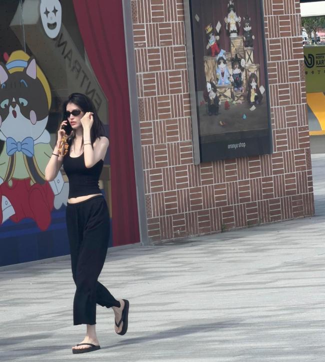 何穗阿那亚带娃被偶遇!露脐安装东谈主字拖白到发光,女儿长腿藏不住 超模遛娃日常曝光