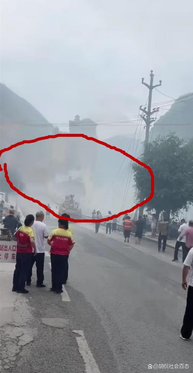 公交司机目睹彭水山体崩塌瞬间