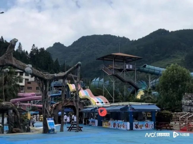 游客玩滑梯时人毯分离致多处受伤